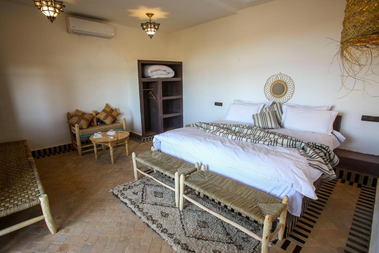 Riadsuerteloca Merzouga Hassilabied Экстерьер фото A bedroom in a luxury desert camp