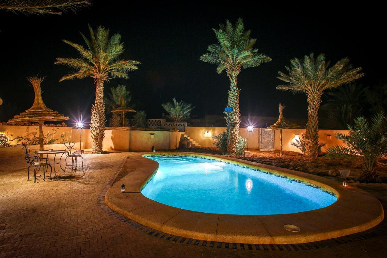Riadsuerteloca Merzouga Hassilabied Экстерьер фото A swimming pool at night