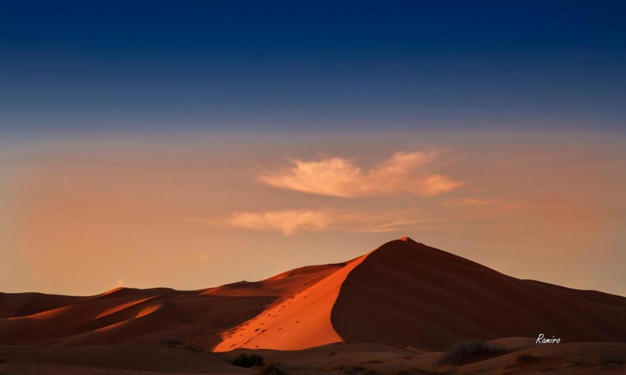 Riadsuerteloca Merzouga Hassilabied Экстерьер фото Dune 45 at sunset