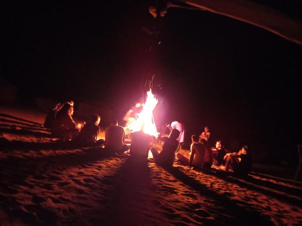 Riadsuerteloca Merzouga Hassilabied Экстерьер фото A campfire at the 2007 World Scout Jamboree