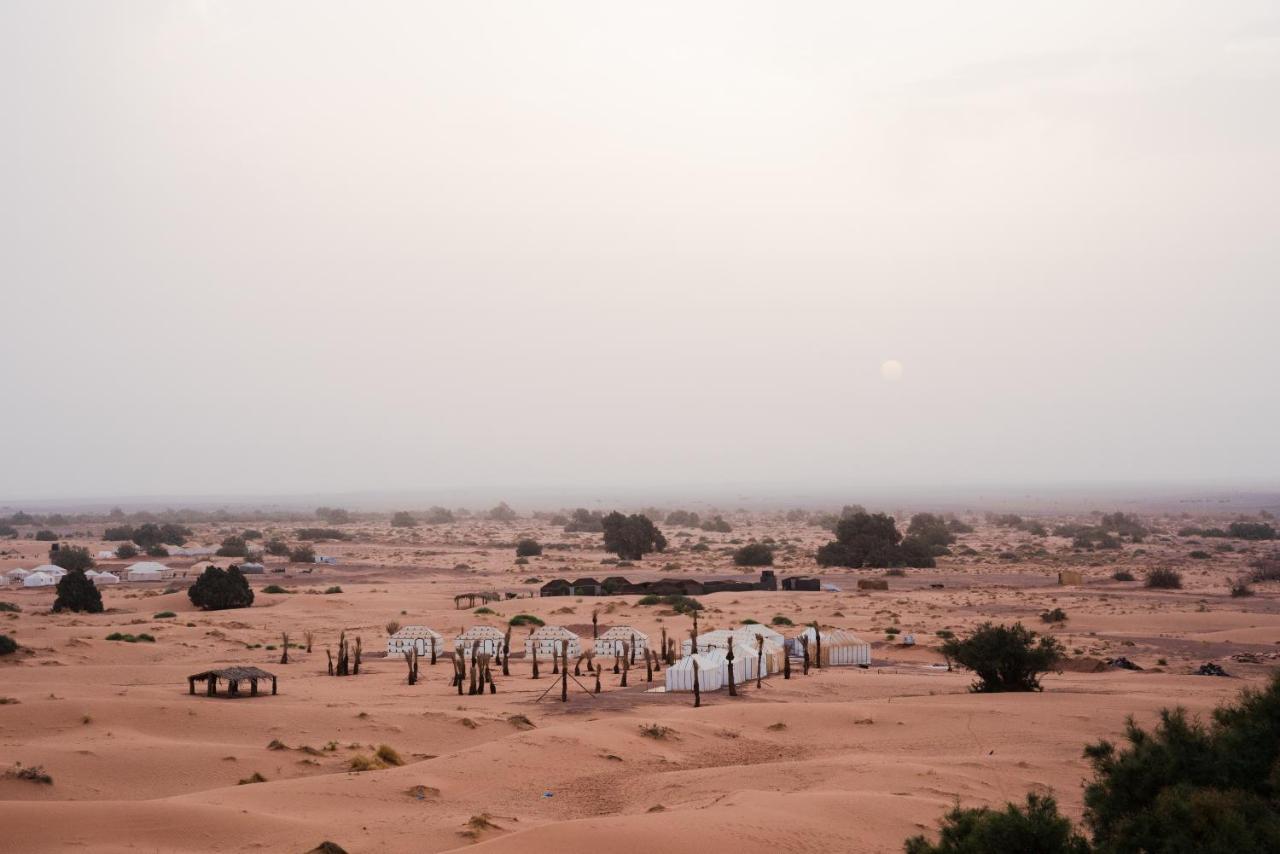 Riadsuerteloca Merzouga Hassilabied Экстерьер фото A camp in the desert