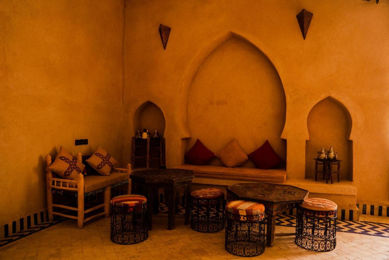 Riadsuerteloca Merzouga Hassilabied Экстерьер фото A Moroccan living room