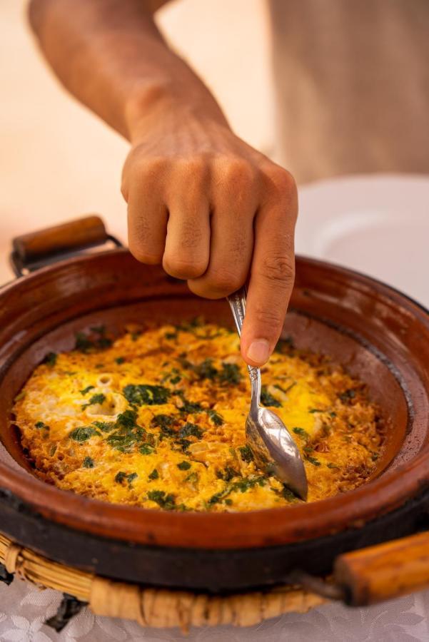 Riadsuerteloca Merzouga Hassilabied Экстерьер фото A pot of couscous