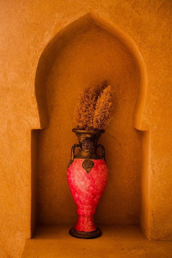 Riadsuerteloca Merzouga Hassilabied Экстерьер фото Incense burner in the temple
