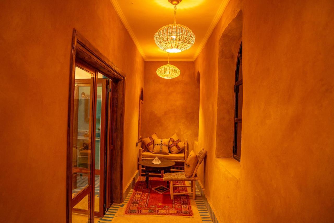 Riadsuerteloca Merzouga Hassilabied Экстерьер фото A passageway in the Riad