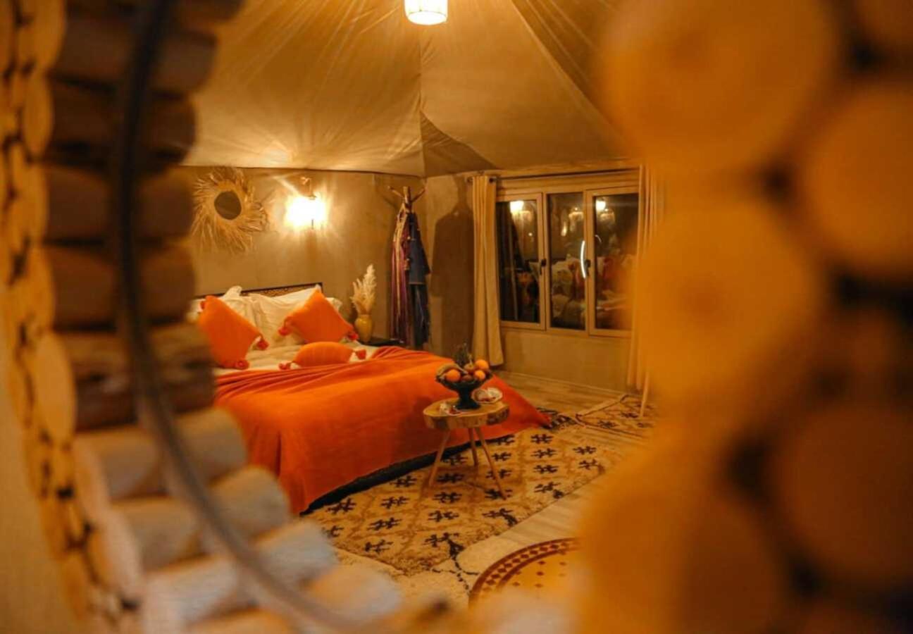 Riadsuerteloca Merzouga Hassilabied Экстерьер фото A bedroom in a luxury tent