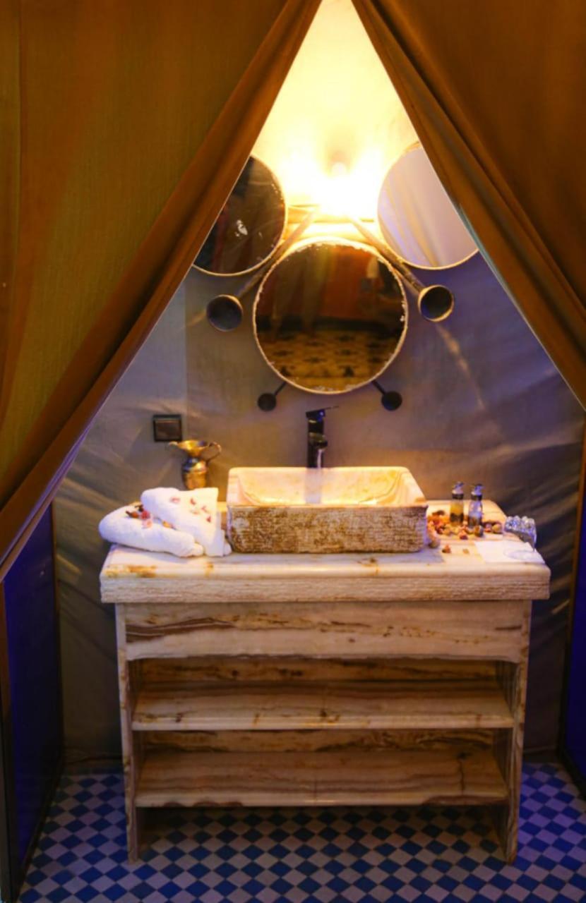 Riadsuerteloca Merzouga Hassilabied Экстерьер фото Bathroom in a tent