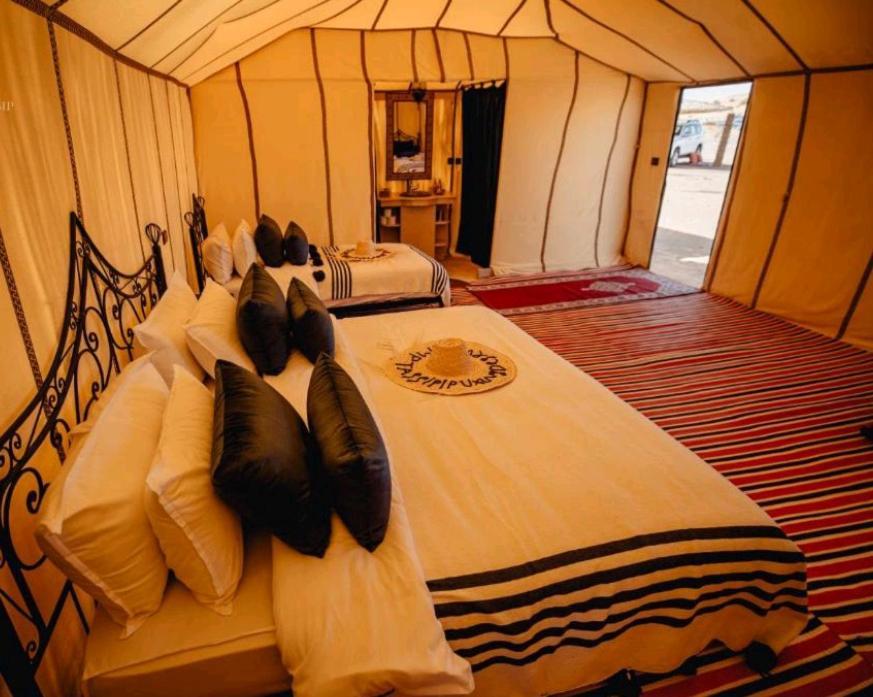 Riadsuerteloca Merzouga Hassilabied Экстерьер фото Interior of a luxury tent
