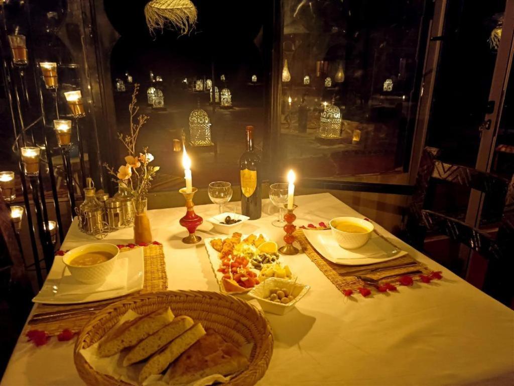 Riadsuerteloca Merzouga Hassilabied Экстерьер фото A romantic dinner