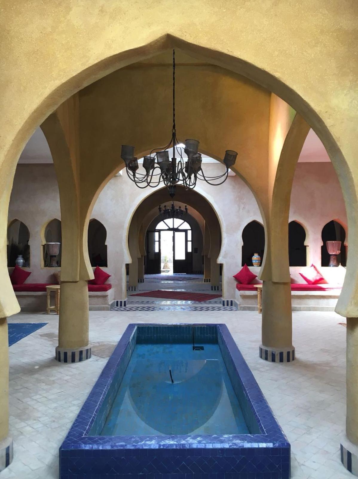 Riadsuerteloca Merzouga Hassilabied Экстерьер фото Interior of a riad in Marrakech