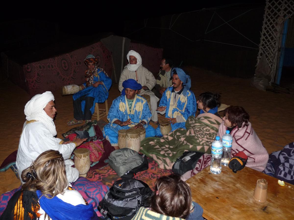 Riadsuerteloca Merzouga Hassilabied Экстерьер фото Gnaou musicians in a desert camp
