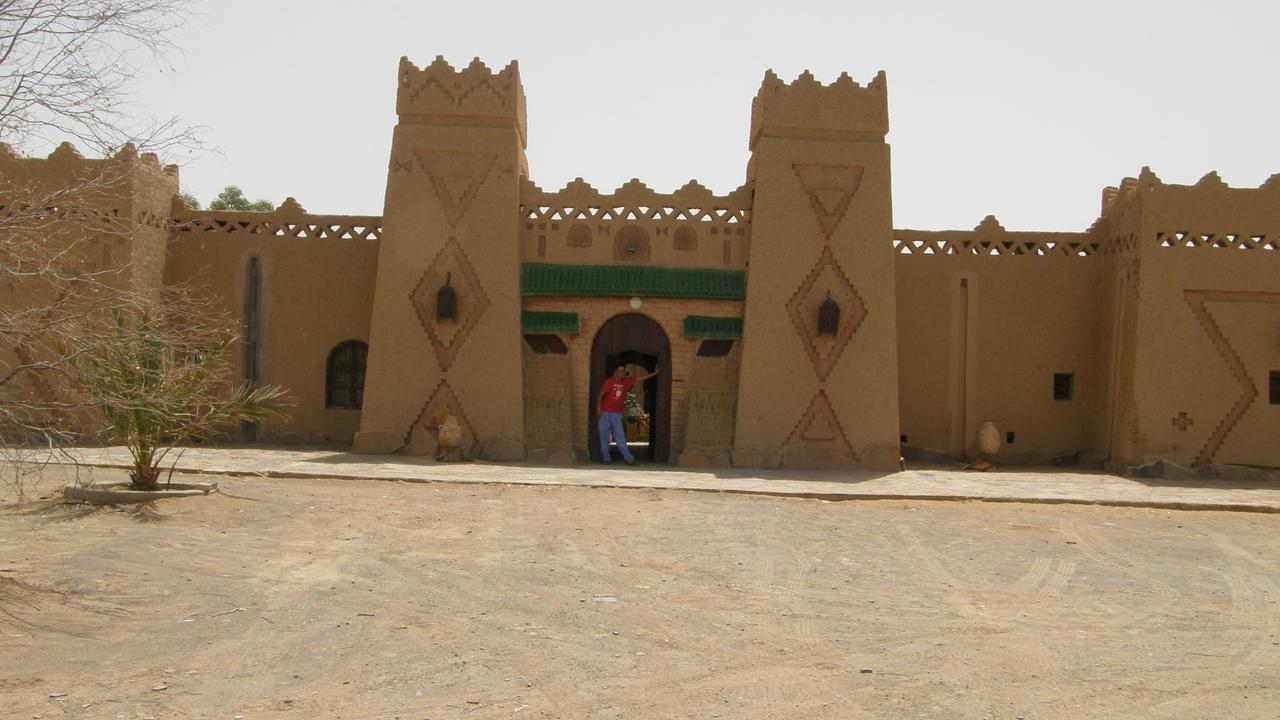 Riadsuerteloca Merzouga Hassilabied Экстерьер фото The palace of the sultan of the Kanembu Empire in the 19th century