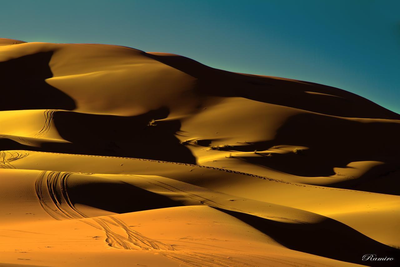 Riadsuerteloca Merzouga Hassilabied Экстерьер фото Sand dunes in the Sahara